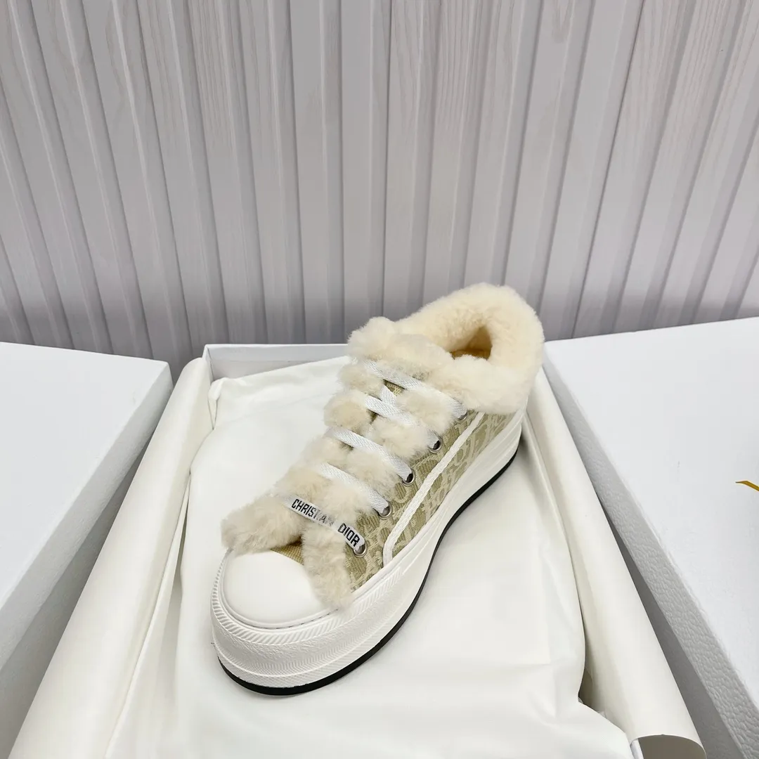 👟👟Ex-factory price 560👟👟 Ready-made high-quality Dior thick-soled sneakers with fully embroidered iconic patterns👟👟 ♦️Top quality in the market🎗Breaking hot item in foreign counters🎗Non-common imitation version in the market🎗🔳The fabric is made of Italian🇮🇹imported fabrics❗️Embroidered upper, original mold injection Logo frosted five-pointed star outsole🔳Inner wool injection molding mold Logo foam feet Code number: 35 to 41. 40 41 custom-made wool